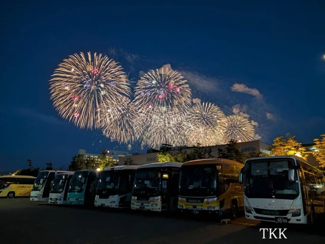 ✨長岡花火大会へ✨
毎年恒例のツアーで、今年もたくさんのお客様をお連れしています。
夜空を彩る大輪の花火は圧巻のひと言。
ドライバーもこの景色に心を癒されています🎆

#長岡花火 #花火大会 #貸切バス #ツアー #夏の思い出 #東関交通