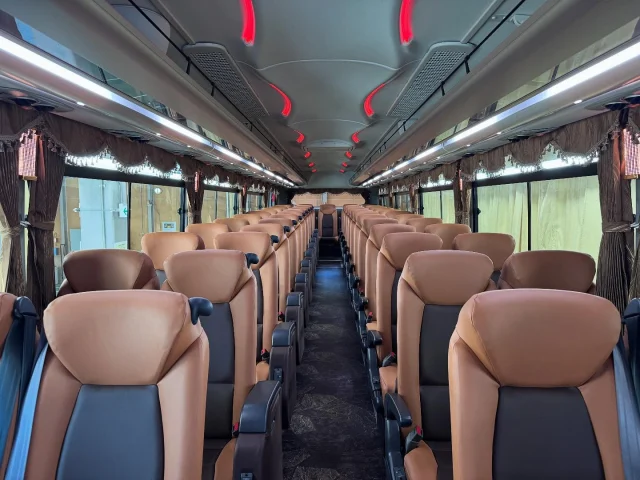 🚌✨ジェイバス新車検収に行ってきました✨
9/17納車予定の新型車両🚍

全席USBポート完備🔌
ラグジュアリーな柱灯が夜間移動をさらに快適に💡
高級感あふれるレザー調シートで、ワンランク上の移動空間をお届けします✨

ぜひ新しい車両でのご乗車をお楽しみに😊

#貸切バス #新車 #ジェイバス #高級感 #USB付き #レザー調シート #千葉県