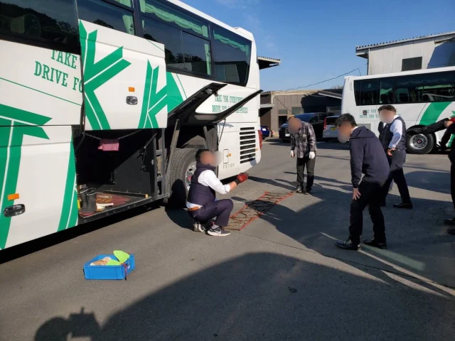 🚨【安全運行への取り組み】🚍
本日は 千葉県警の方をお招きして
✅ 飲酒運転防止講習

自社取り扱い講習
✅ バスのチェーン講習
✅ 非常口の取り扱い研修
を実施しました。

「当たり前の安全」を、決して当たり前にしない。
お客様の命をお預かりする責任として、
これからも安全教育を徹底してまいります。

#千葉県警 #飲酒運転防止 #チェーン講習 #非常口訓練 #貸切バス #バス会社の取り組み #安心安全 #千葉のバス