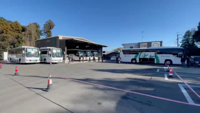 🚌【たこつぼ訓練 実施】
本日は貸切バスによるたこつぼ訓練を行いました。

「たこつぼ」とは通称で、
非常に狭い車庫へ頭から進入し、車両を一切ぶつけることなく方向転換、
そのまま頭から脱出するための訓練です。

限られたスペースでの車両感覚・判断力を養い、
実際の現場でも安全に対応できる技術向上を目的としています。
今後も安全運行のため、継続的に訓練を行ってまいります。

#たこつぼ訓練
#貸切バス
#安全運行
#バス会社の取り組み
#プロドライバー